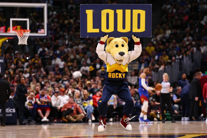 Fjallaljónið Rocky er lykkudýr Denver Nuggets og lengst var það af leikið af feðgum. Sonurinn tók við og var ekki sáttur þegar hann var rekinn þremur árum síðar.