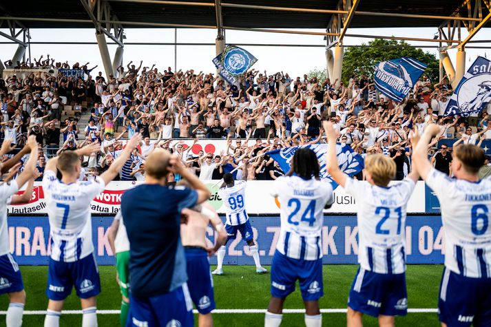 Leik- og stuðningsmenn HJK fögnuðu vel og innilega í leikslok