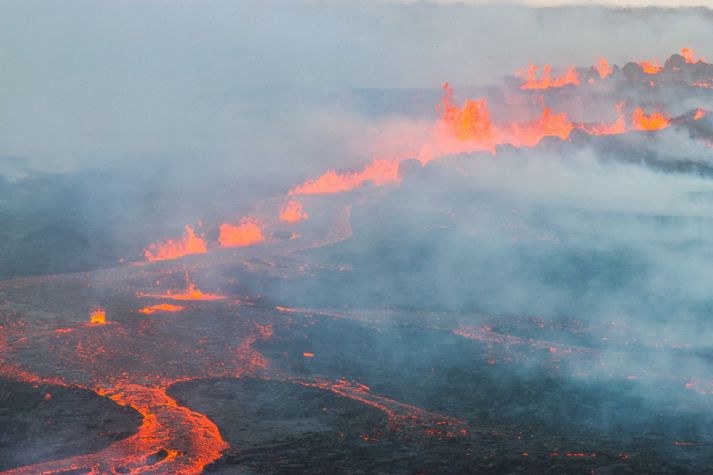 Strax er eldgosið við Litli-Hrút orðið að miklu sjónarspili.