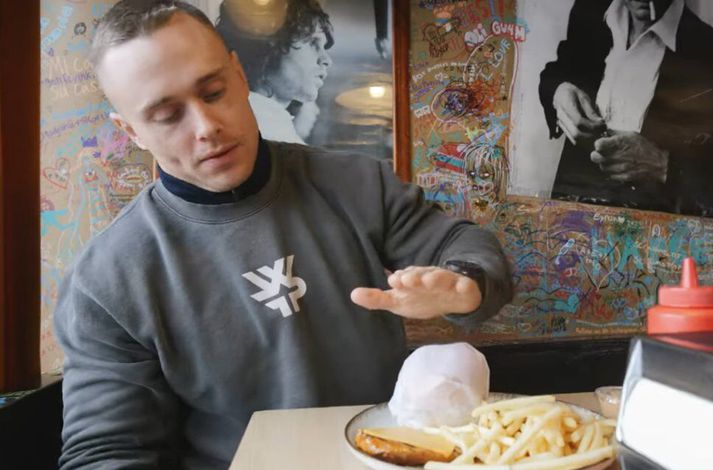 Björgvin Karl Guðmundsson fór með þáttargerðamennina á Búlluna.