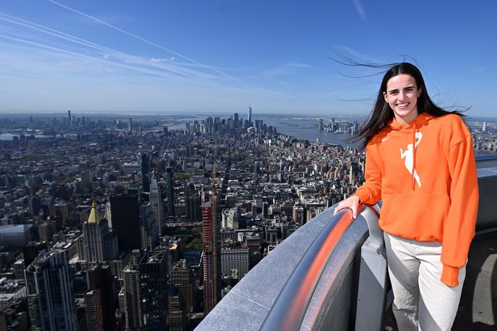 Caitlin Clark á toppi Empire State byggingarinnar í New York.