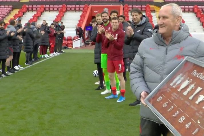 Graham Carter var heiðraður um helgina eftir 35 ára starf fyrir Liverpool.