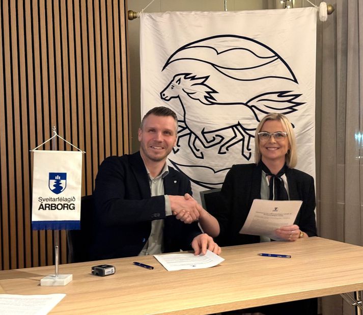 Bragi Bjarnason, bæjarstjóri Árborgar og Berglind Sveinsdóttir, formaður Sleipnis undirrituðu nýja samninginn.