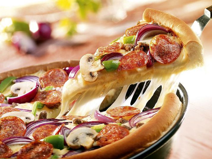 Sums staðar er talið geta ýtt undir ranghugmyndir um fjöldaframleiðslu og færibönd ef skyndibiti er of einsleitur. Pizza Hut hefur gripið til sinna ráða. 
