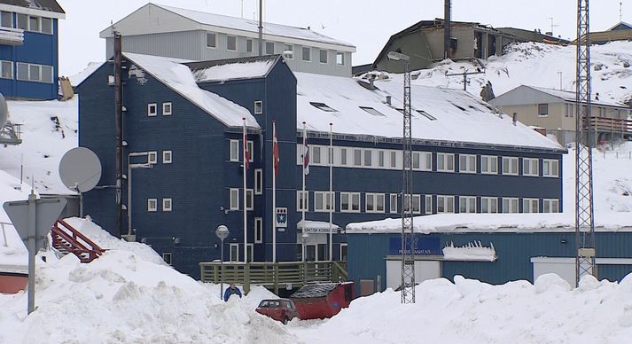 Höfuðstöðvar danska hersins á Grænlandi, Arktisk Kommando, eru við höfnina í Nuuk. Bandaríski ræðismaðurinn fær inni í þessari byggingu.