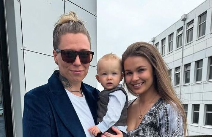 Ragnhildur Jónasdóttir, aka Ragga Holm, og Elma Valgerður Sveinbjörnsdóttir giftu sig í gær. Fyrir miðju er sonur þeirra Bjarki Bergþór.