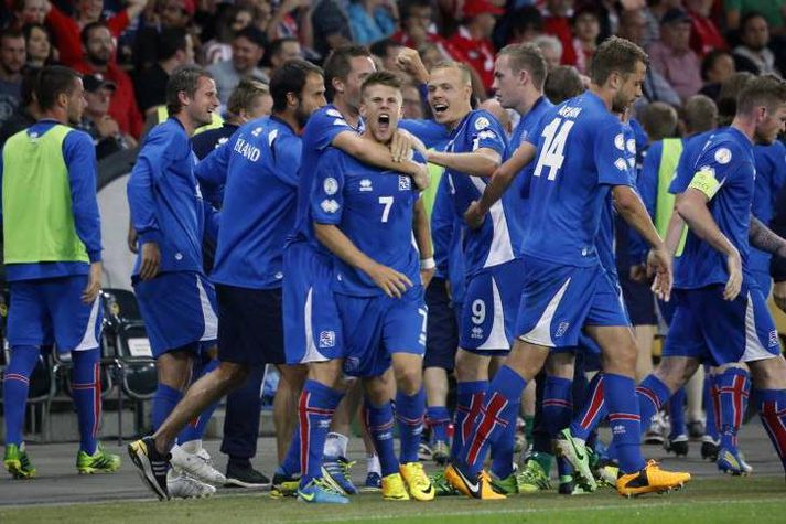 Jóhann Berg Guðmundsson fagnar í gær.