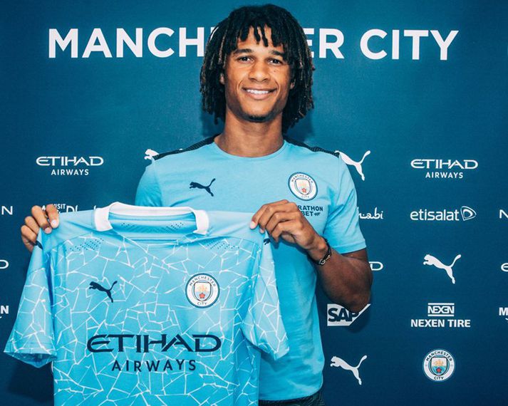 Aké skrifaði undir fimm ára samning við Manchester City í dag.