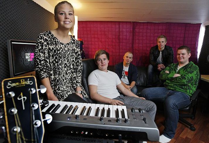 Kristmundur Axel og Elín Lovísa voru að senda frá sér lagið Það birtir alltaf til. Elín Lovísa er yngri systir Klöru úr Nylon. Í bakgrunni eru upptökustjórarnir í Stop Wait Go.Fréttablaðið/Vilhelm