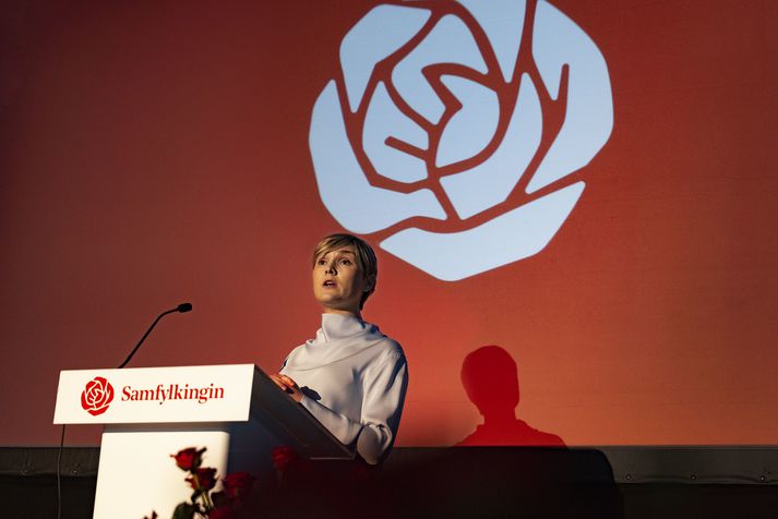 Kristrún ávarpar flokkstjórnarfund í morgun, með nýtt merki Samfylkingarinnar í bakgrunni.