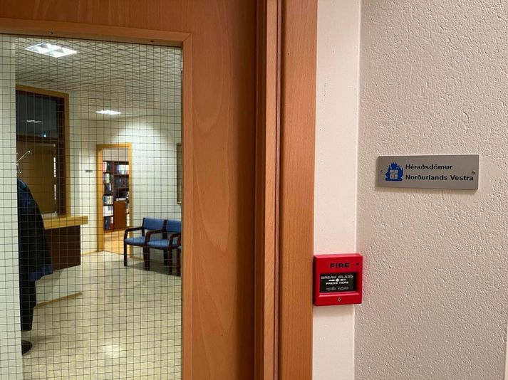 Maðurinn starfar við póstdreifingu en var dæmdur fyrir að nauðgun og kynferðislega áreitni í fyrra.