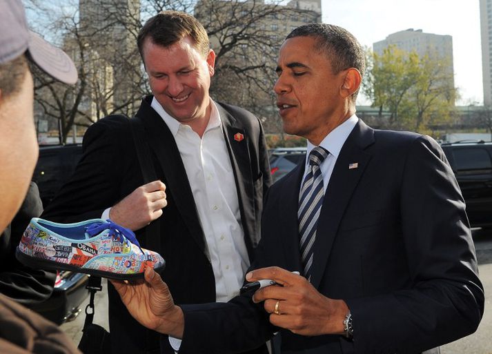 Obama með stuðningsmanni. Hann og Romney eru jafnir í Flórída í upphafi talningar.