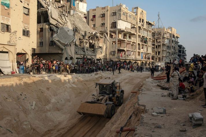 Ítarleg leit hefur farið fram á Gasa að líkum gíslanna sem enn á eftir að skila til Ísrael. Hamas hefur sagt erfitt að finna þau vegna mikillar eyðileggingar á Gasa eftir sprengjuárásir Ísraela. 