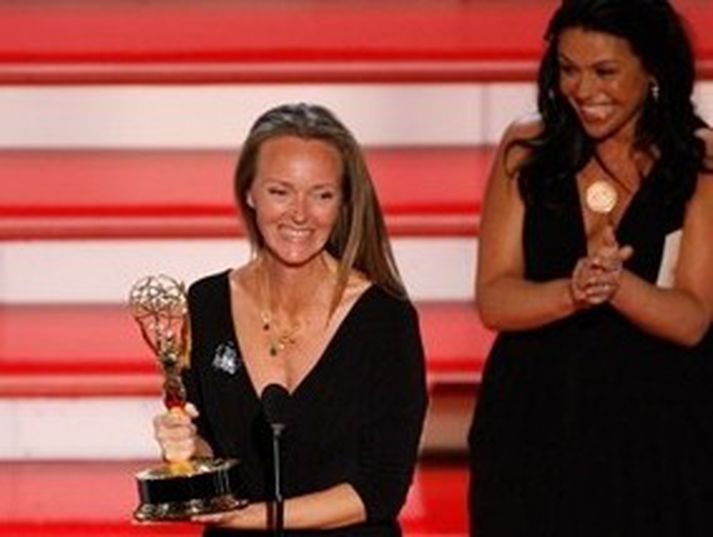 Ellen Wheeler tekur við Emmy verðlaunum fyrir þáttinn. Mynd/ AFP.