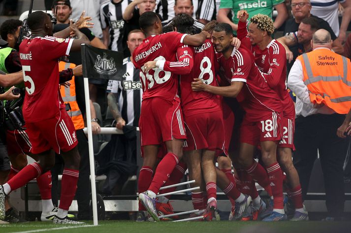 Leikmenn Liverpool fagna sigurmarki Rio Ngumoha í kvöld.