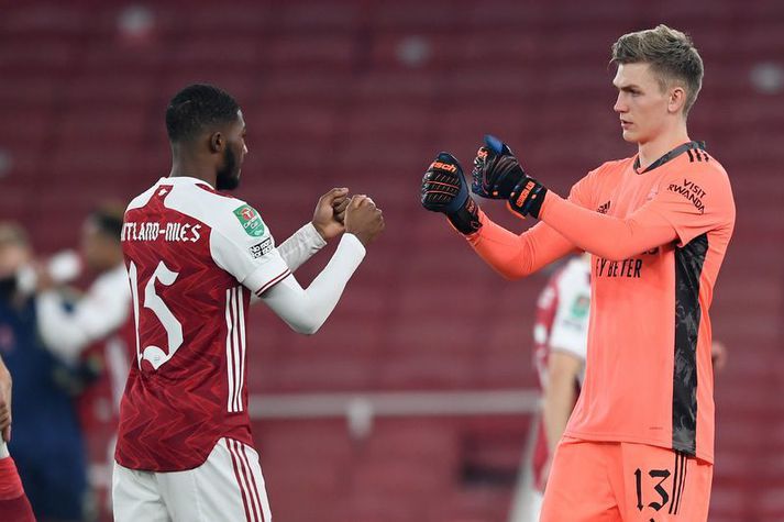 Rúnar Alex Rúnarsson með Ainsley Maitland-Niles fyrir leik Arsenal á móti Manchester City í enska deildabikarnum í vetur.