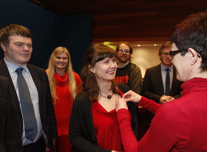 Rauðklæddar konur afhentu borgarstjórn tákn átaksins.