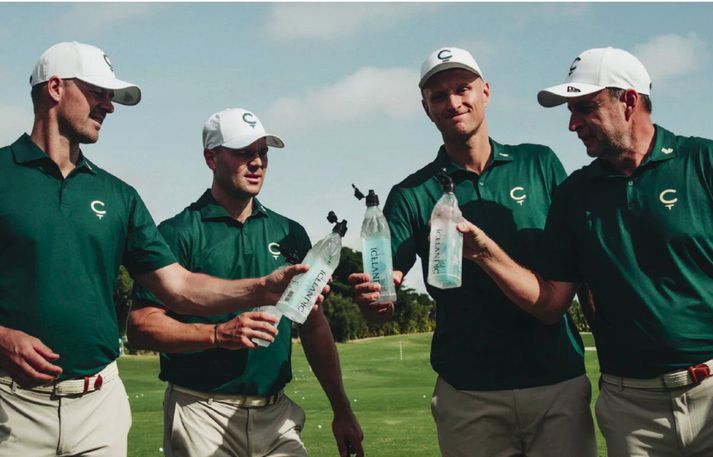 Liðsmenn Cleeks skála í íslensku blávatni frá Icelandic Glacial. Frá vinstri: Victor Perez, Martin Kaymer, fyrirliði, Adrian Meronk og Richard Bland.