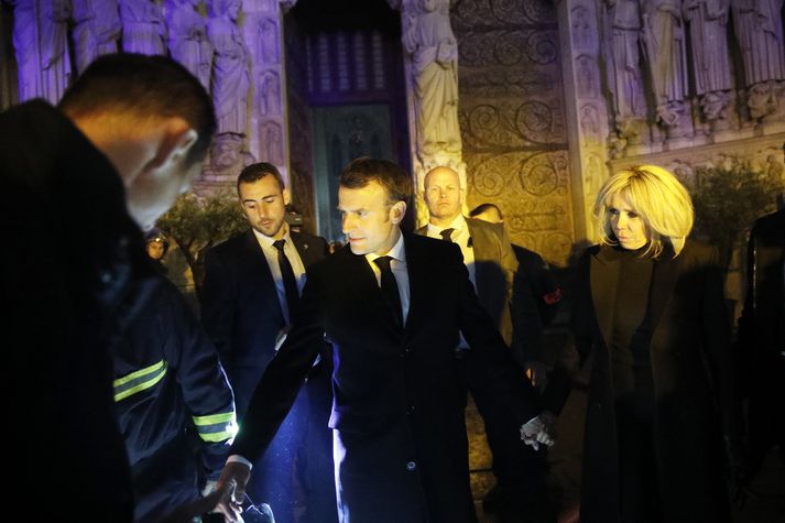 Macron fyrir utan Notre Dame