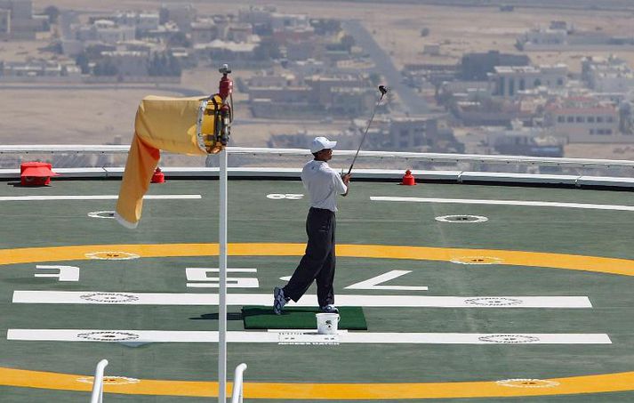 Tiger slær hér af þyrlupalli í Dubai.