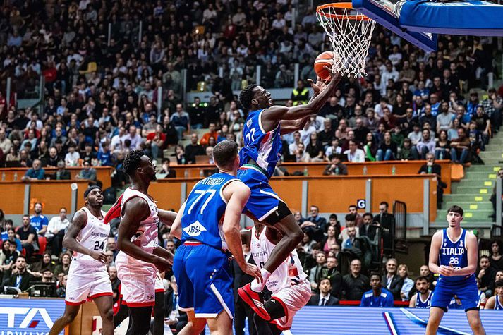 Saliou Niang skorar gegn Bretum í leiknum á Ítalíu í kvöld.