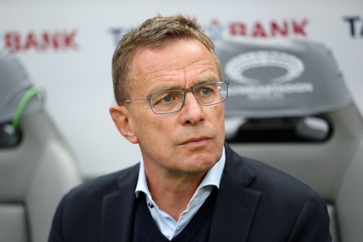 Ralf Rangnick þarf að bíða í nokkra daga í viðbót áður en hann stýryr Manchester United í fyrsta skipti.