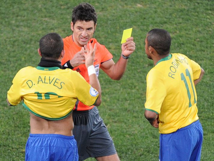 Svissneski dómarinn Massimo Busacca og Brasilíumennirnir Daniel Alves og Robinho.
