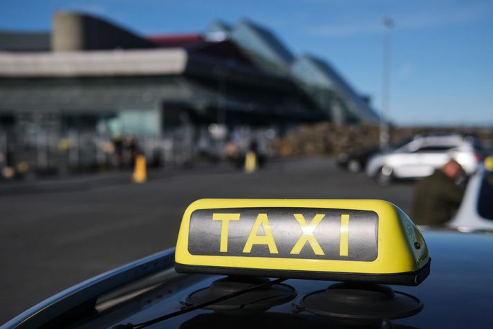 Leigubíll við Keflavíkurflugvöll. 