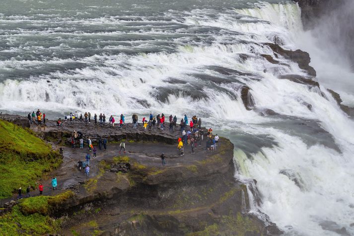 Leiðsögumenn telja að um fimmtán til tuttugu þúsund ferðamenn sé á Gullfossi og Geysi daglega yfir hásumarið.