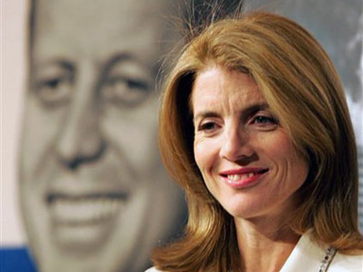 Caroline Kennedy við mynd af föður sínum.