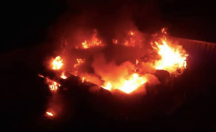Potturinn skíðlogaði á áttunda tímanum í morgun en kviknað hafði út frá búnaðinum sem hitar vatnið í pottinum.