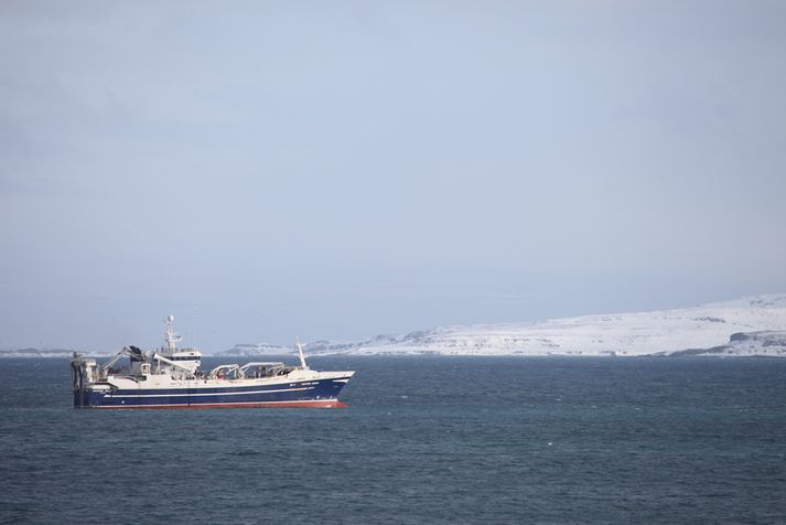 Aðalsteinn Jónsson fyrir utan Skutulsfjörð í Ísafjarðardjúpi. Skipið er nú í höfn á Ísafirði.