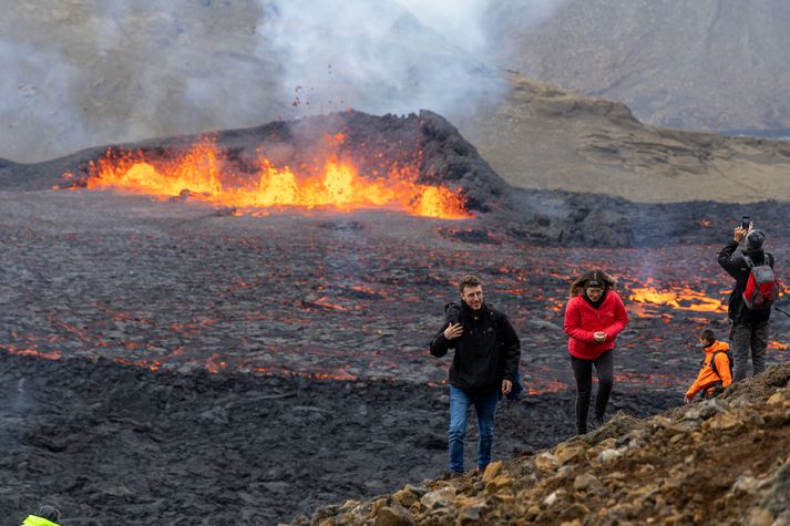 Opið er á gosstöðvum í dag en fólk er hvatt til þess að fara varlega vegna vinda og mögulegrar gasmengunar.