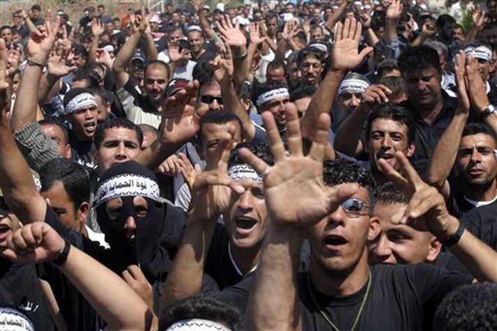 Félagar í herskáum armi Fatah-hreyfingarinnar á fundi í Jenín á Vesturbakkanum í gær. Þar varstuðningi lýst við Mahmoud Abbas, forseta Palestínu, og þess krafist að palestínska heimastjórnin útvegaði þeim vinnu.