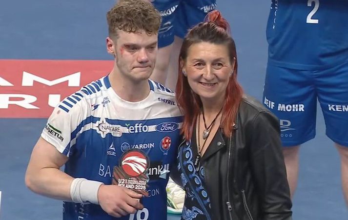 Óli Mittún mætti blóðugur og niðurbrotinn til að taka við verðlaununum sem maður leiksins.