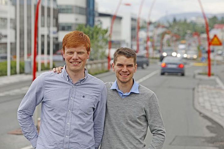 Þeir Baldur Árnason og Sölvi Melax standa saman að baki Viking car.