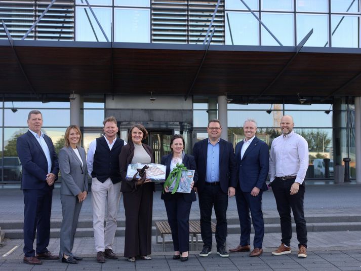Við formlega afhendingu 1. september. Frá vinstri: Hrafnhildur Karlsdóttir, hótelstjóri Hótel Reykjavík Öskju, Jón Kolbeinn Guðjónsson, framkvæmdastjóri framkvæmda hjá Reitum, Ingólfur Haraldsson, svæðisstjóri hótela í Reykjavík hjá Íslandshótelum, Davíð Torfi Ólafsson, forstjóri Íslandshótela, Guðni Aðalsteinsson, forstjóri Reita, Ólöf Guðmundsdóttir, hótelstjóri Hilton Reykjavík, Hjörtur Valgeirsson, framkvæmdastjóri rekstrarsviðs hjá Íslandshótelum, Svana Huld Linnet, framkvæmdastjóri viðskiptavina hjá Reitum.