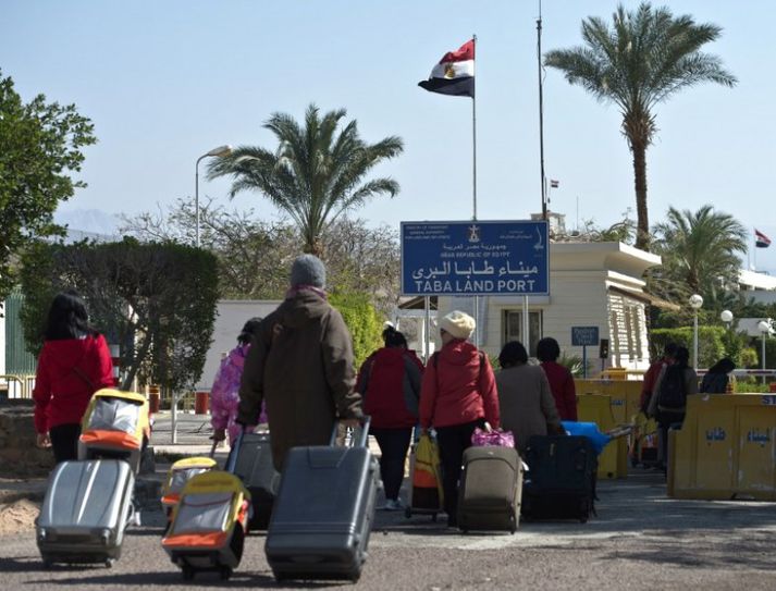 Ferðamenn að yfirgefa Egyptaland í gær.