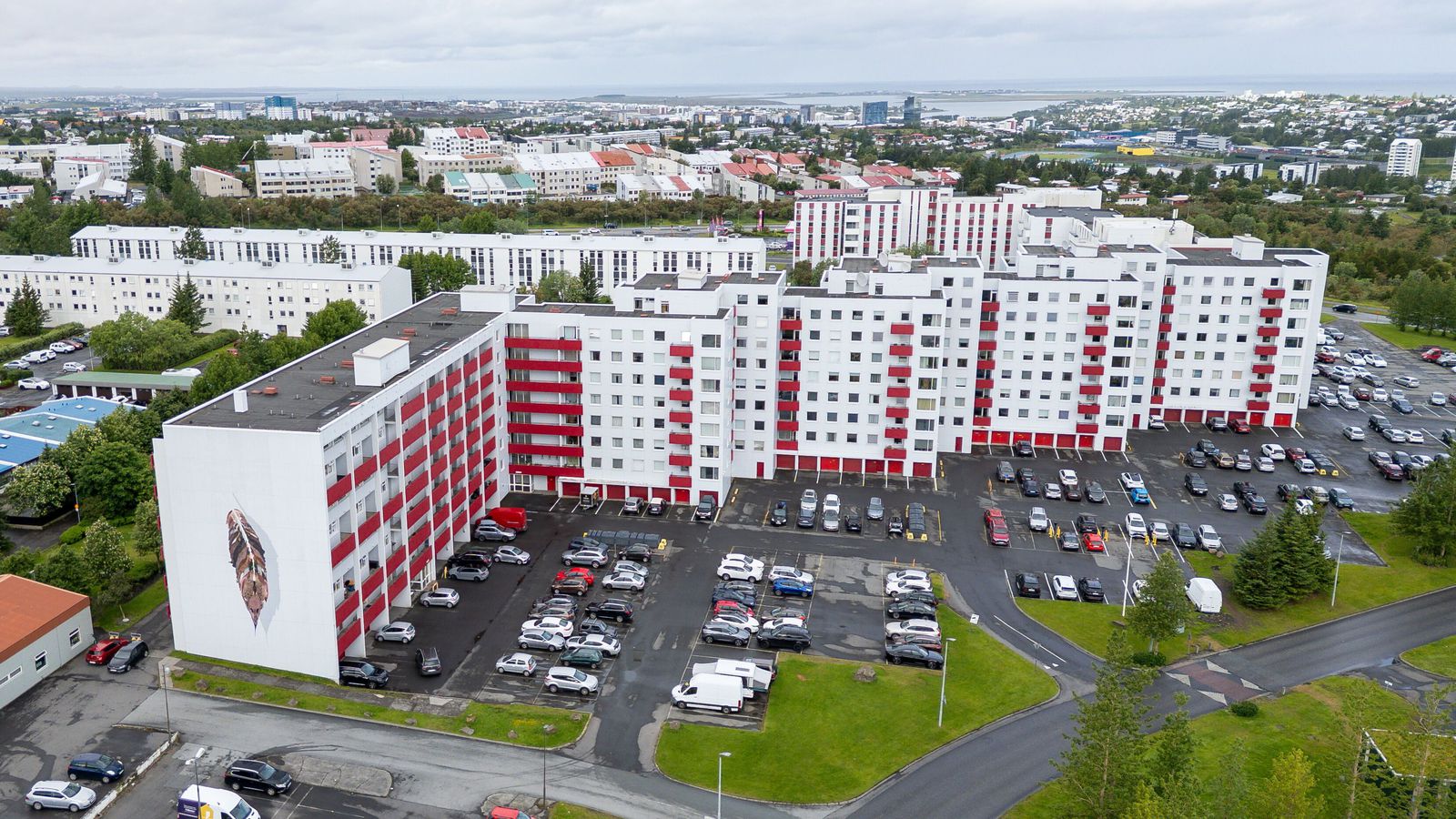 Ræst út af öllum stöðvum vegna reyks í Asparfelli