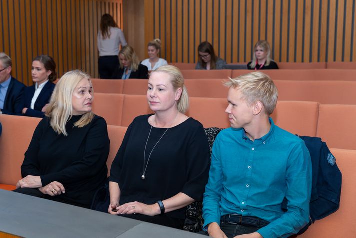 Sigríður Sjöfn, ekkja Tryggva Marinós, ásamt dóttur þeirra, Kristínu Önnu, og syni hennar, Tryggva Rúnari Brynjarssyni, við aðalmeðferð málsins í Hæstarétti fyrr í mánuðinum.