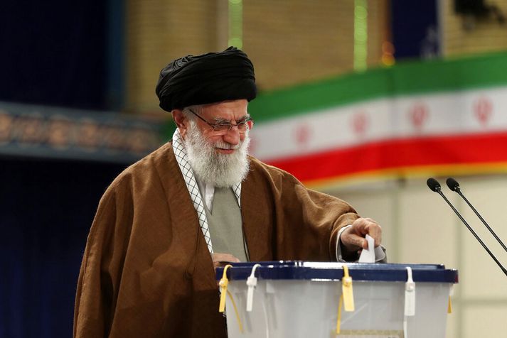 Ajatollah Ali Khamenei sagði það trúarlega skyldu að kjósa.