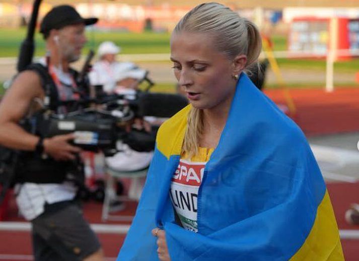 Nora Lindahl sést hér vafinn í sænska fánann eftir keppni en nú vill hún keppa fyrir allt aðra þjóð.