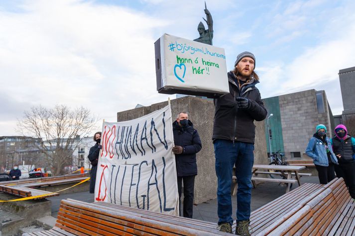 Á undanförnum árum hefur oft verið boðað til mótmæla vegna brottvísana hælisleitenda héðan og hafa þau stundum orðið til þess að fallið hefur verið frá því að senda fólk úr landi.