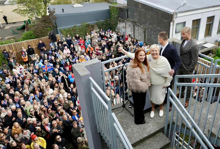 Bakgarðurinn var fullur af stuðningsfólki sem hrópaði húrra fyrir Höllu.