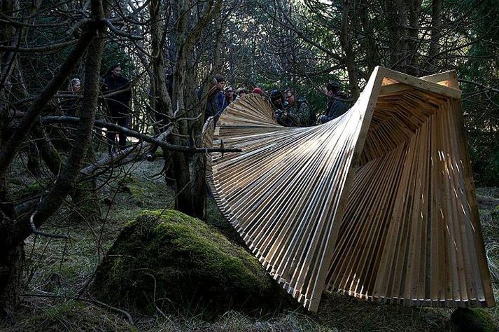 Nemendur í arkitektúr hafa sett upp „örinnsetningar“ í Öskjuhlíð í Reykjavík.