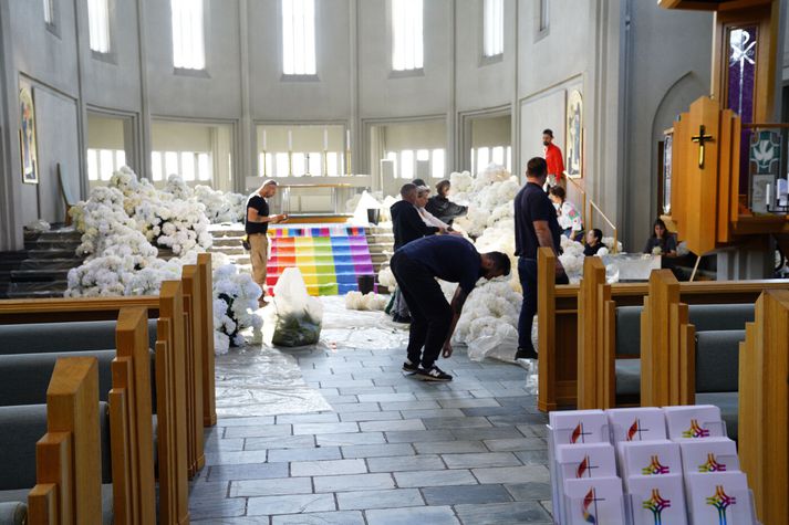 Unnið er hörðum höndum að gera Hallgrímskirkju klára fyrir brúðkaupið eftir hádegið.