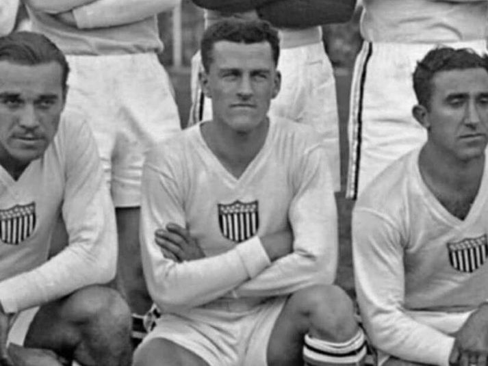 Bert Patenaude stillir sér hér upp fyrir einn af leikjum bandaríska landsliðsins á HM 1930.