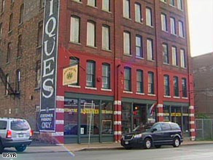 Götuhorn nálægt vettvangi.