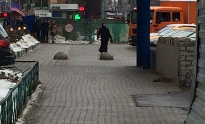 Konan var handtekin nærri neðanjarðarlestarstöð í Moskvu.