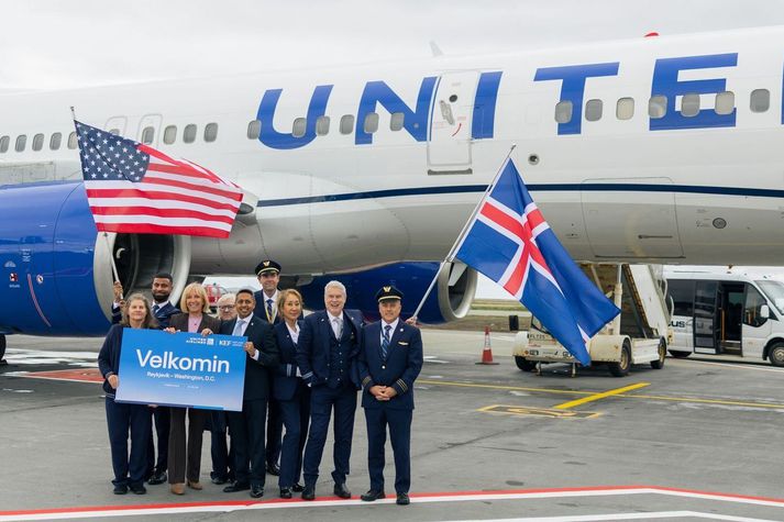 Tekið var á móti fyrstu vél United við hátíðlega viðhöfn í dag.